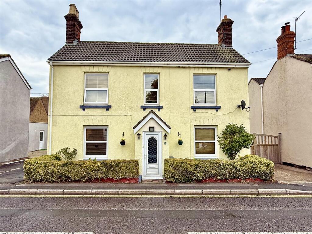 3-bed detached on Ermin Street, Lower Stratton, Swindon, £325,000