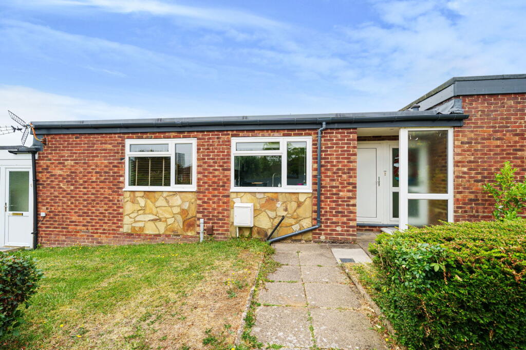 3-bed detached on Meon Walk, Basingstoke, £325,000