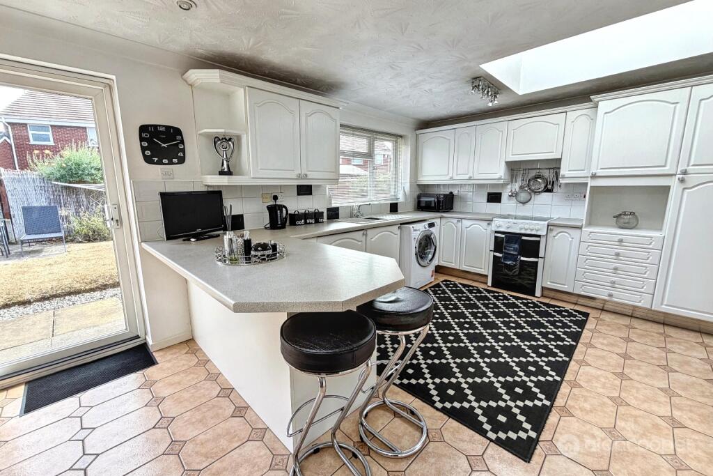 House in Nuneaton and Bedworth, Camp Hill - More