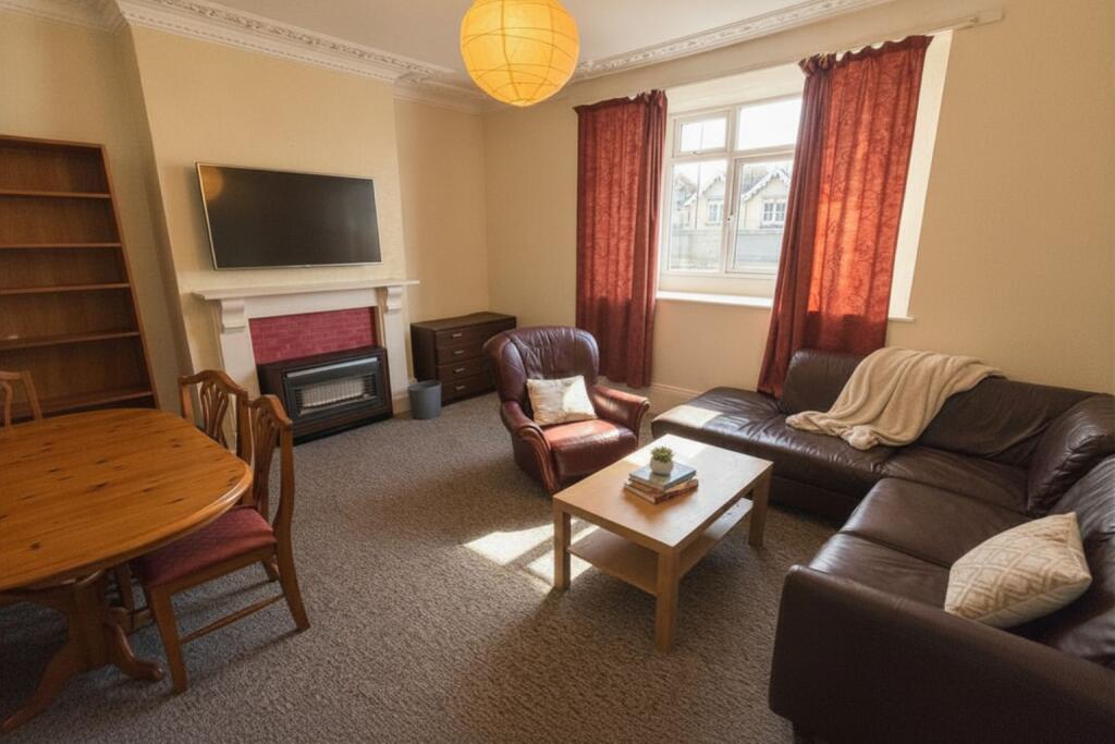 6 bedroom detached house for rent