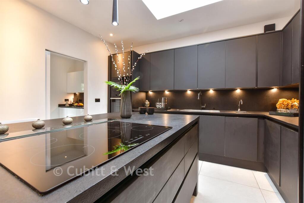 House in Croydon - View 5