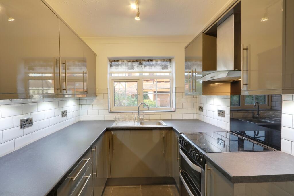 1-bed detached on Roserna Road, Canvey Island, Essex, SS8, £254,800