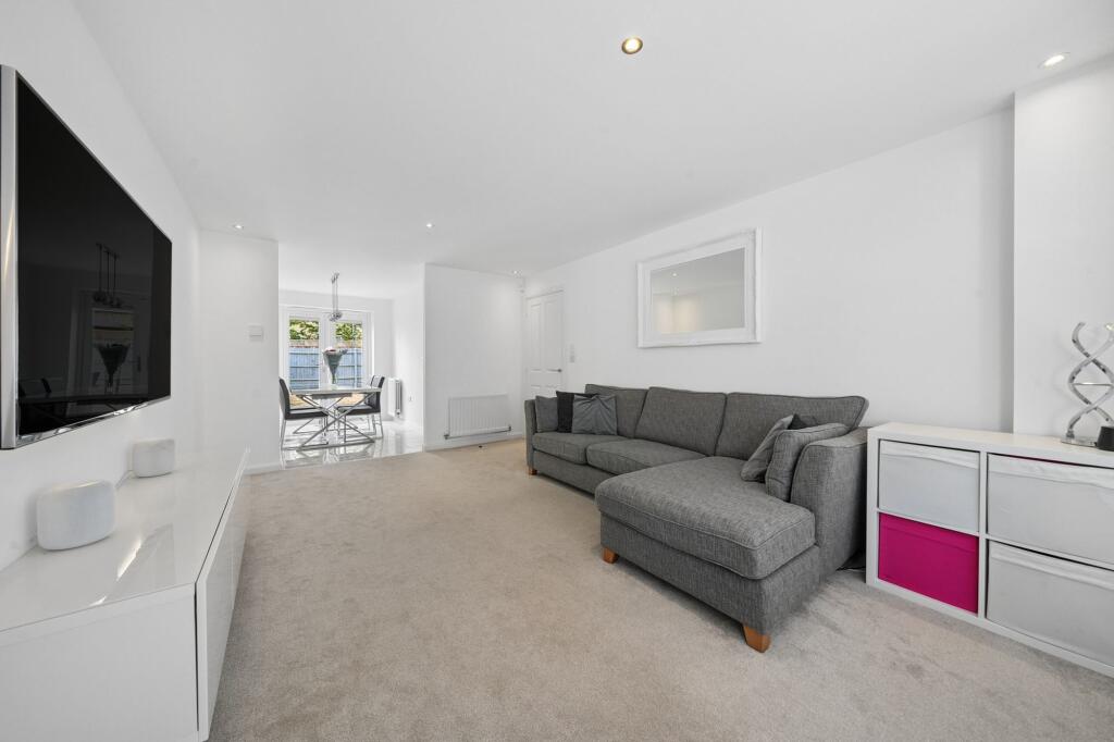 House in West Oxfordshire, Windrush Place, Witney - View 4