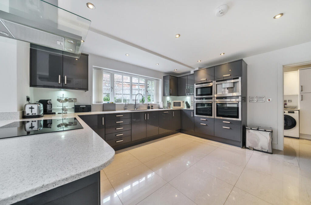 Vardon Place, Frimley, Camberley, GU16 photo 4