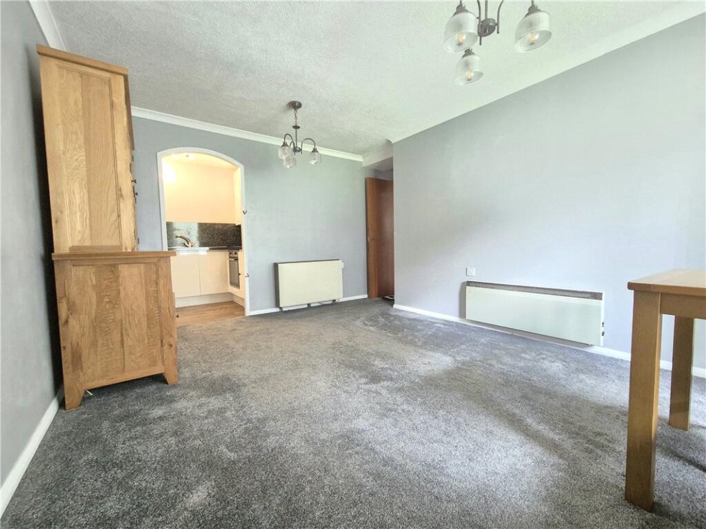 Apartment in Orpington, St Paul's Cray - More