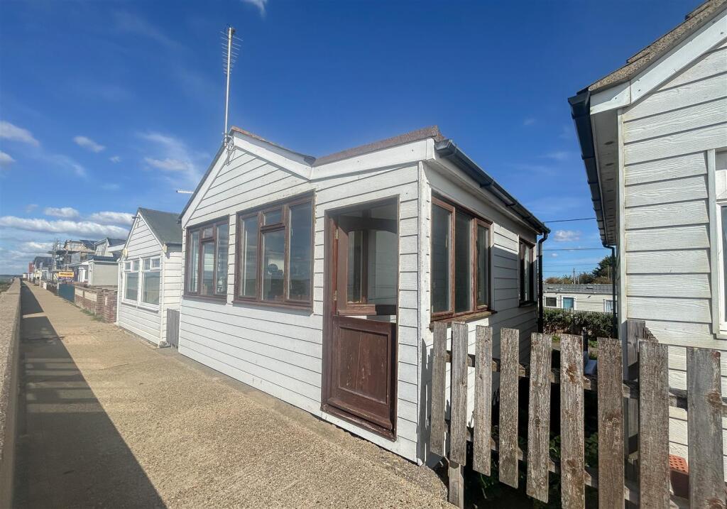 2-bed detached on Tower Estate, Point Clear Bay, Clacton-On-Sea, £149,950