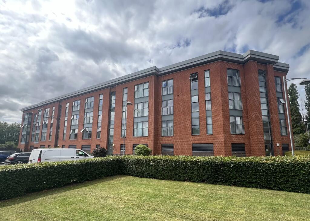 2-bed flat on Rothesay Gardens, Parkfields, Wolverhampton, WV4 , £120,000