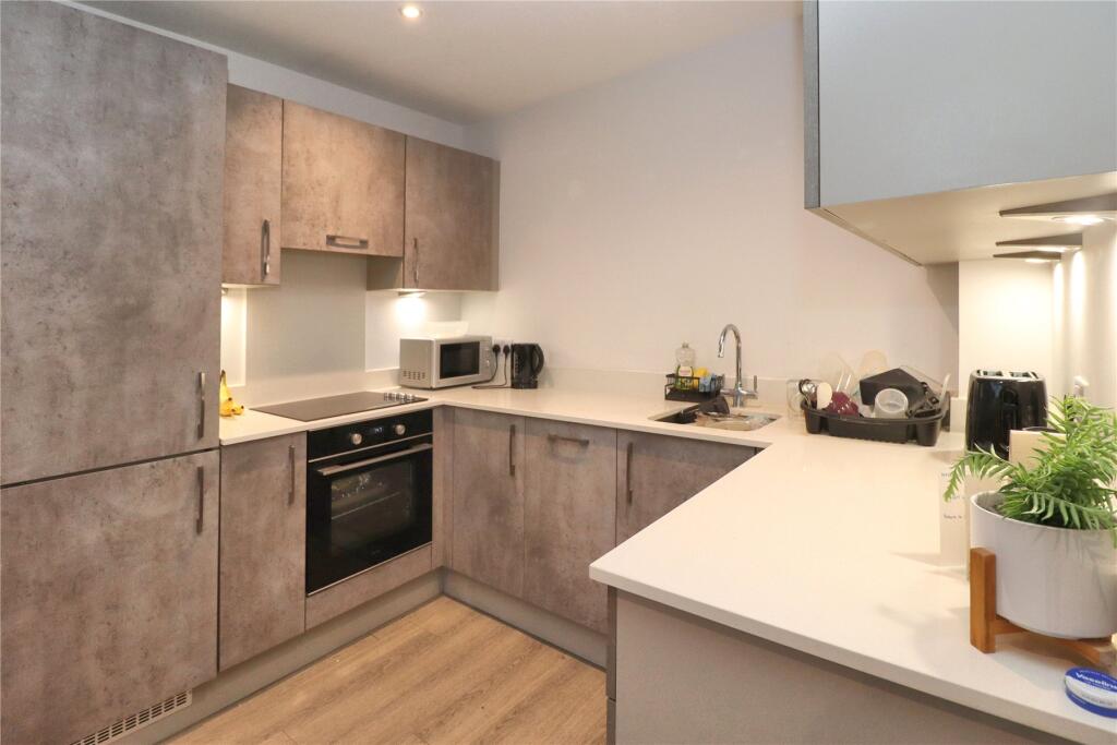 Apartment in Woking, Sheerwater - More
