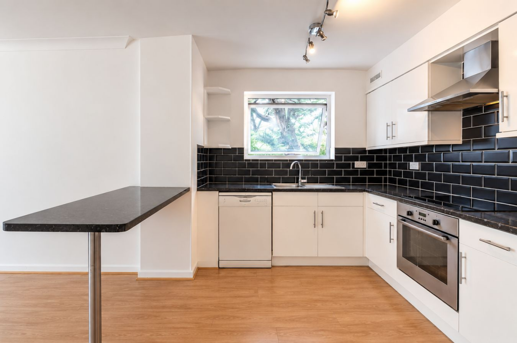 High Point, Weybridge, KT13 photo 2