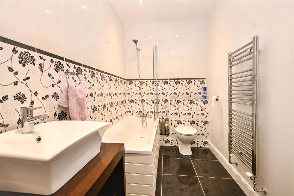 Apartment in Eastbourne, East Sussex - View 4