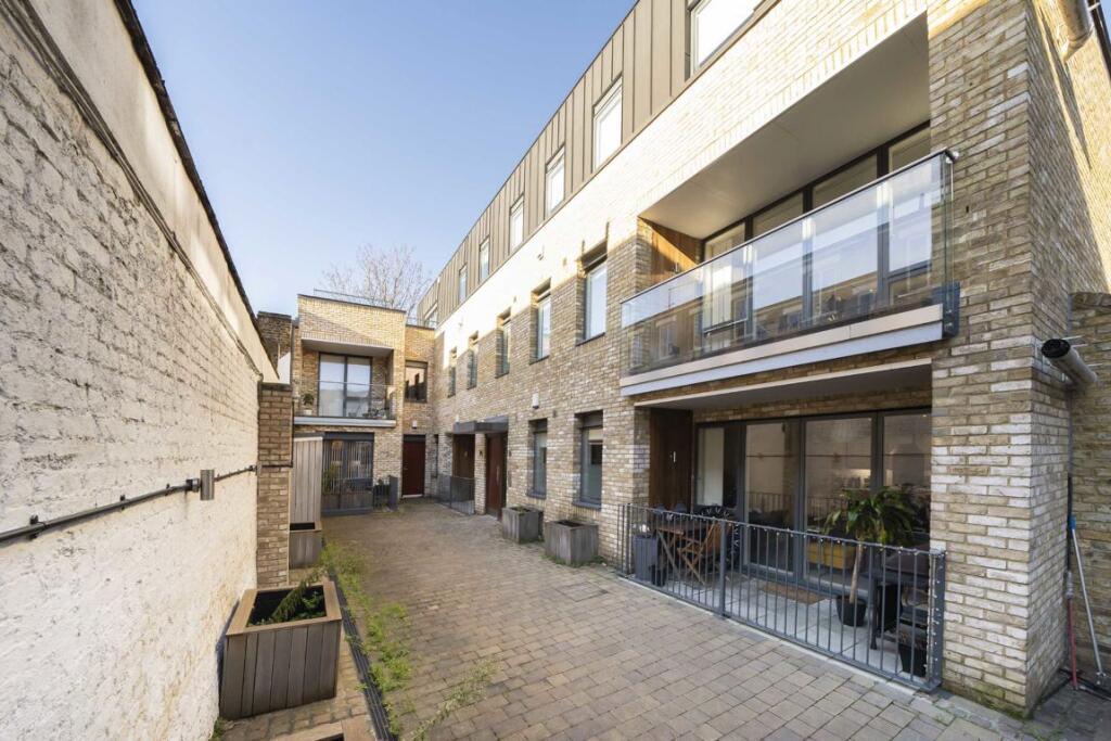 Main image of property: Balham Hill, Balham