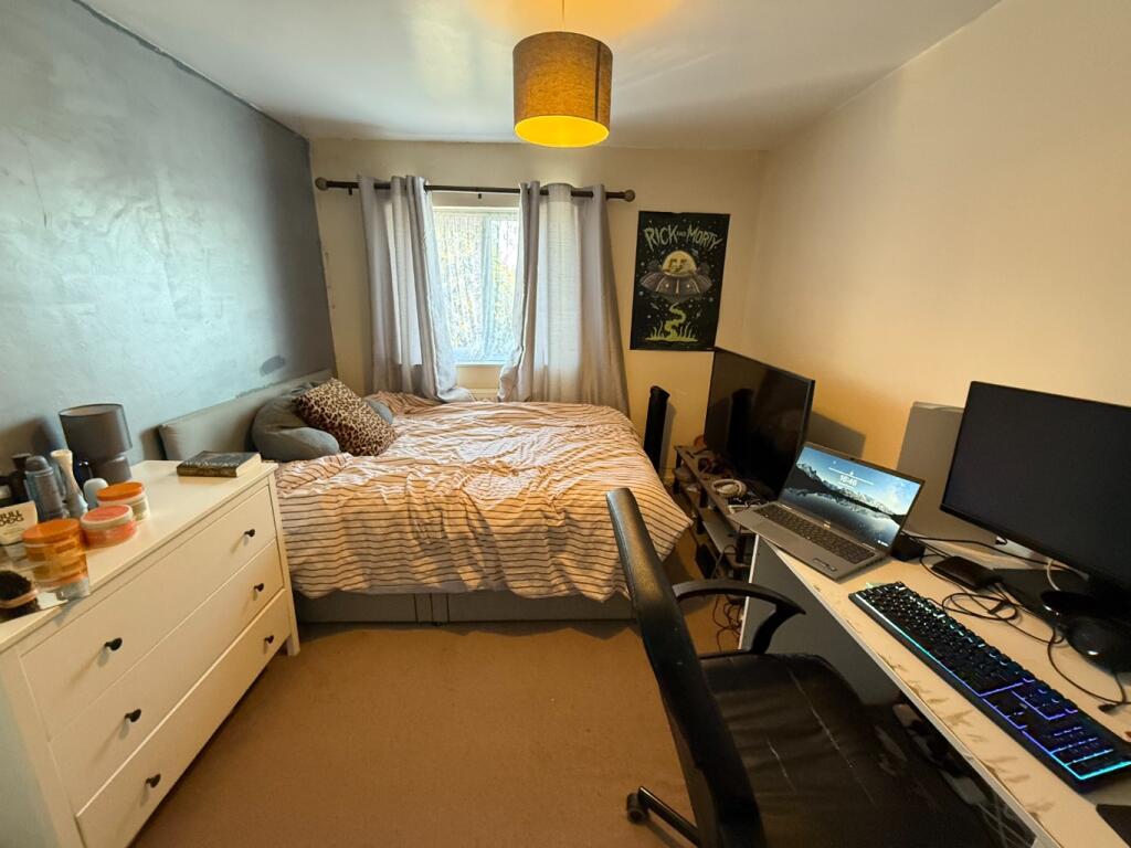 House in Houghton Regis, Central Bedfordshire - More