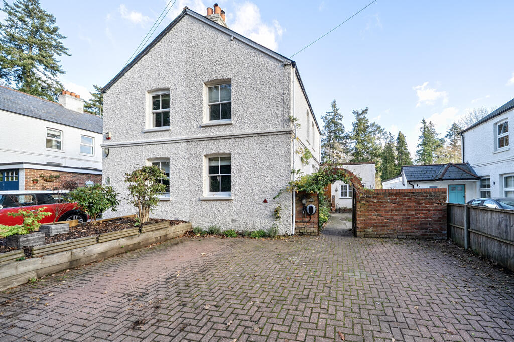 Main image of property: Hamlash Lane, Farnham, GU10