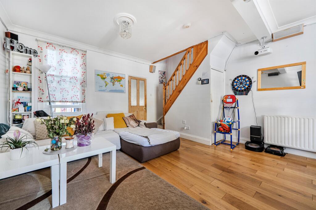 House in London, Southbury - View 5