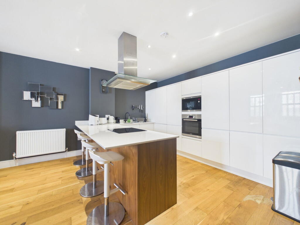 Apartment in Horsham, New Town - View 4