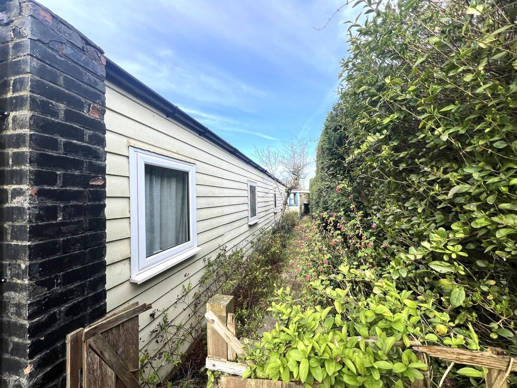 3-bed detached on Pius Drove, Upwell, Wisbech, PE14 9AL, £80,000