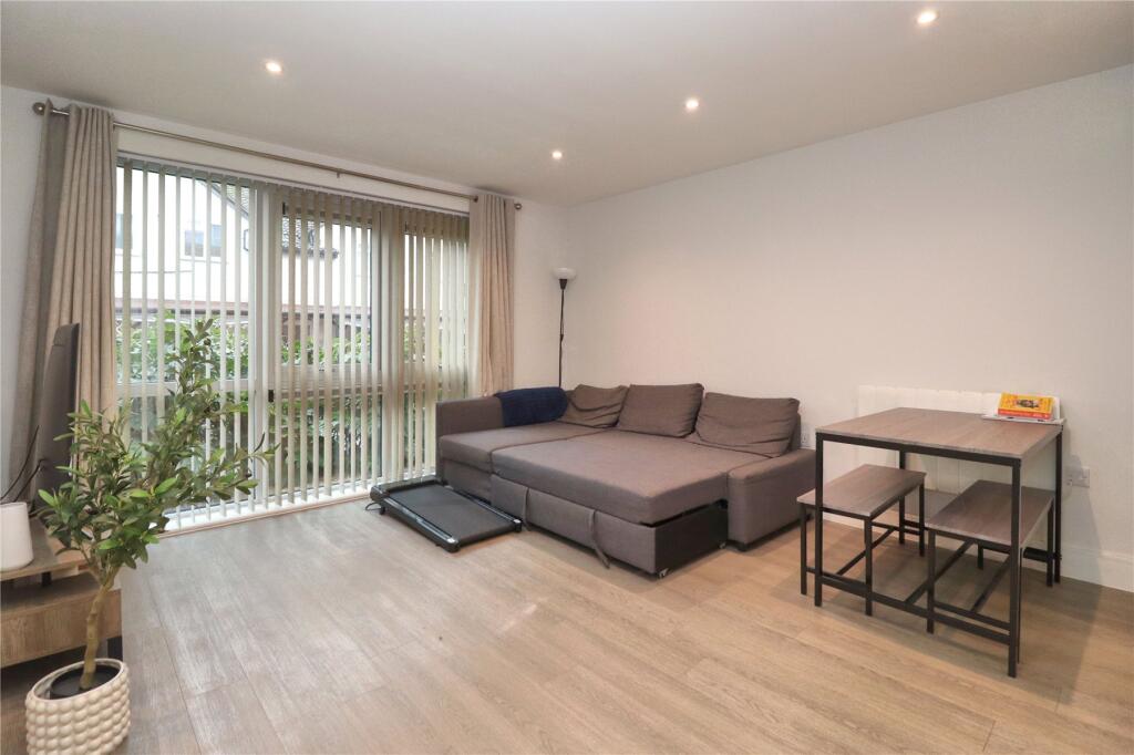 Apartment in Woking, Sheerwater - View 3