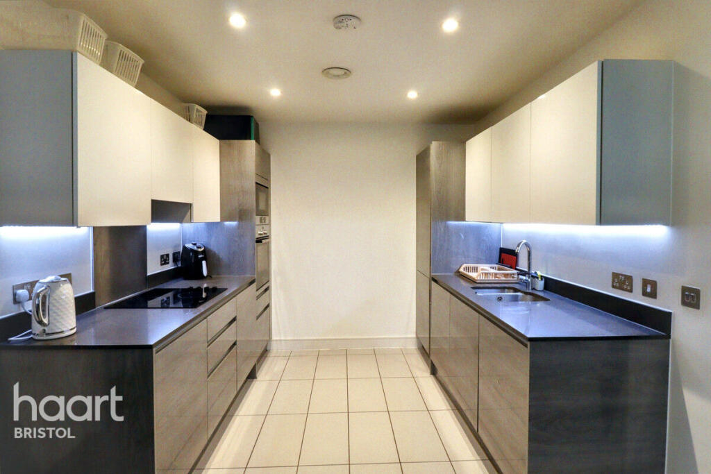 Apartment in Bristol, Old City, City Centre - View 4