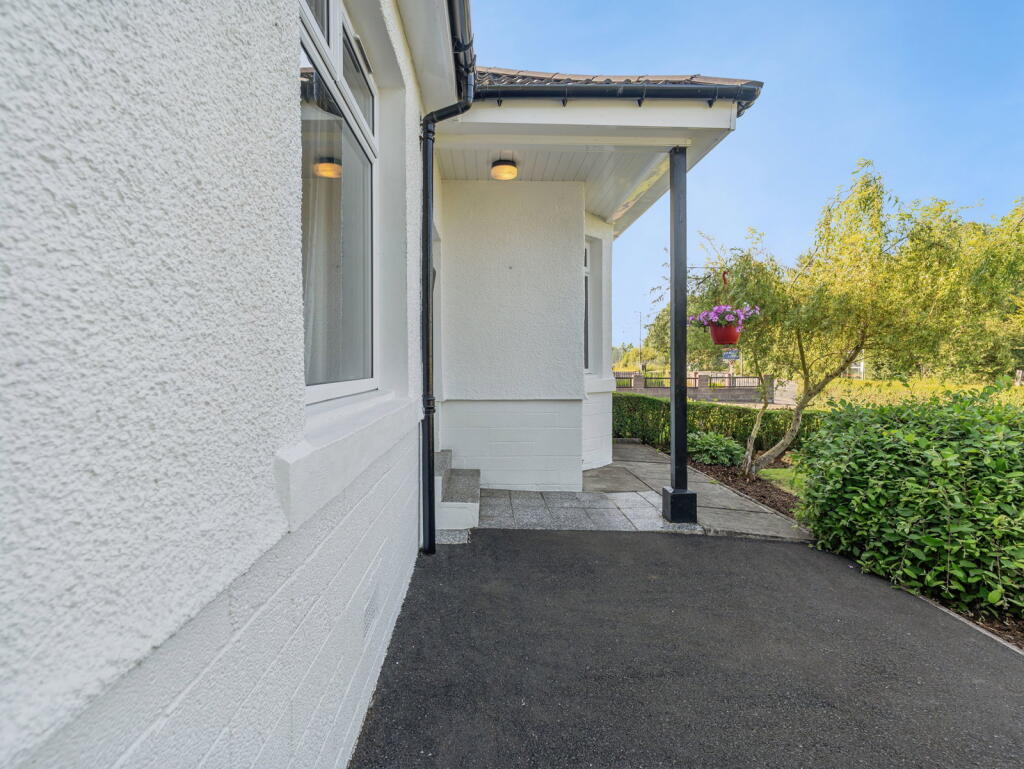 House in Gartcosh, Townhead - More