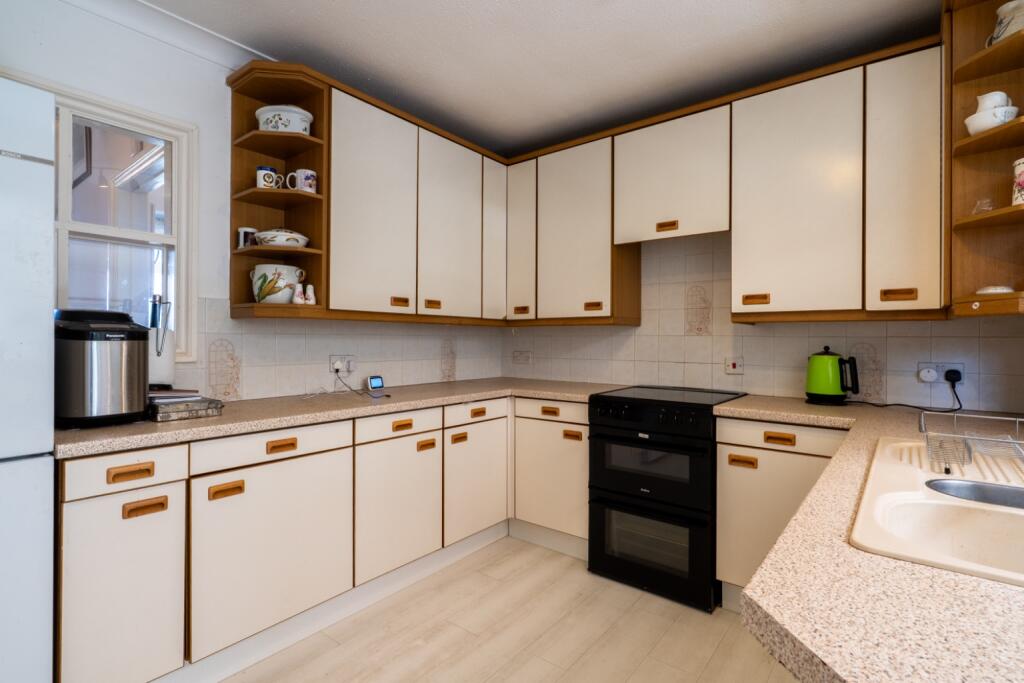 The Larches, Rochester, ME3 7NQ photo 4