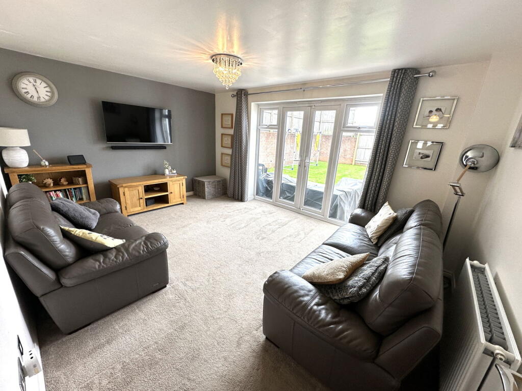 29 Ginnell Farm Avenue, Rochdale, OL16 4GF photo 2