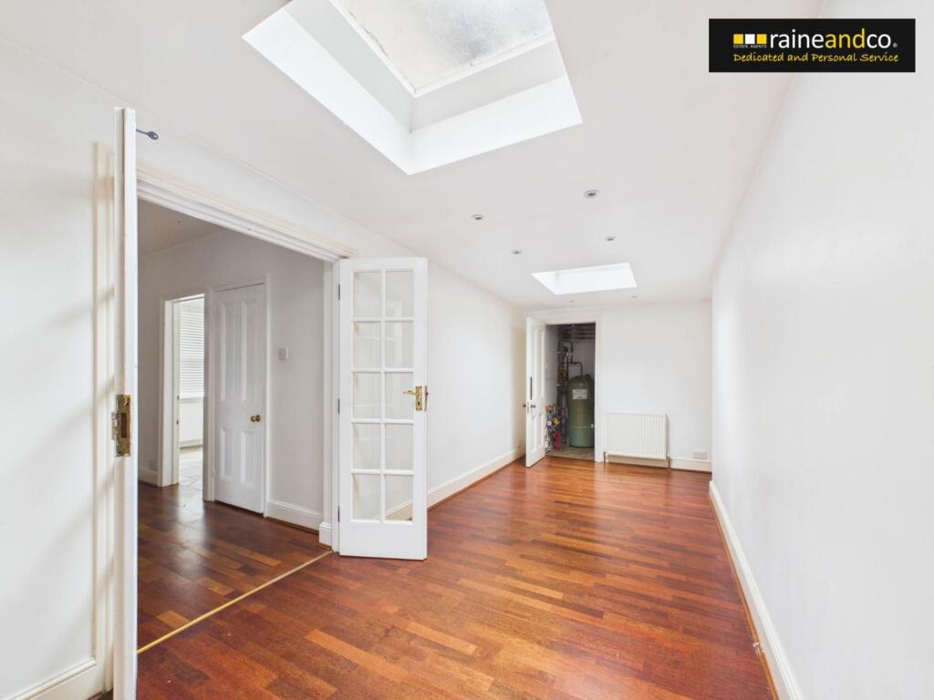 House in Welwyn Hatfield, Hatfield - More