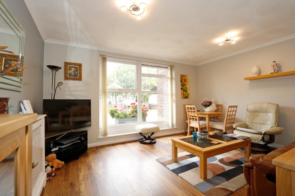 Thames View Court, London Road, Hadleigh, Essex photo 4
