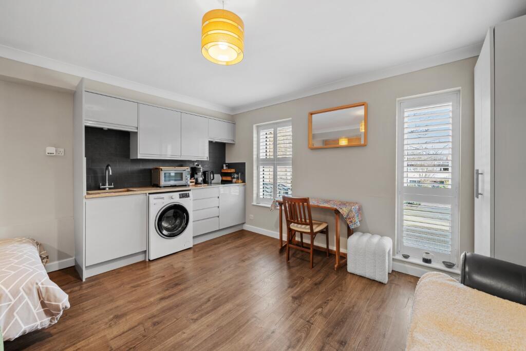 Wycherley Close, London. photo 2