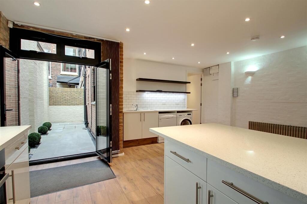 2 bedroom mews property for rent