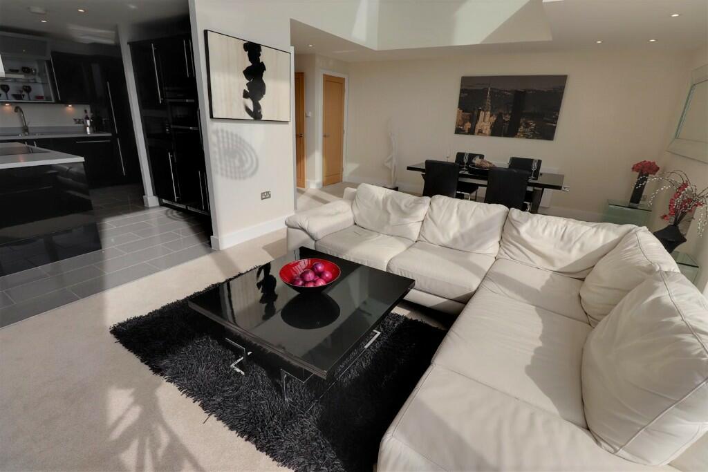 Main image of property: 91 Pearl House, MK9 **Chairmans Exclusive 2 Storey Penthouse ** Probably the best Penthouse in Central MK! now £2995 PCM