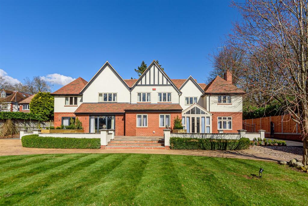 Main image of property: Stoneleigh Road, Coventry, CV4 7AD