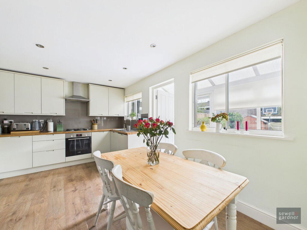 Curtis Close, Mill End, Rickmansworth, WD3 8QA photo 2