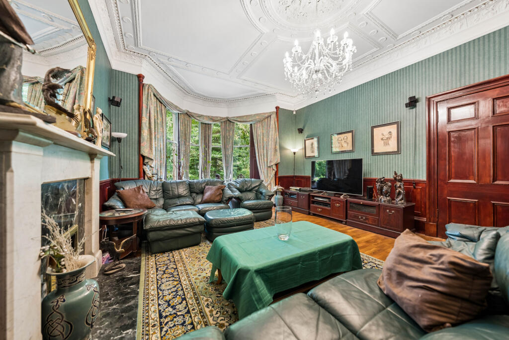House in Glasgow, Hazelwood, Dumbreck - More