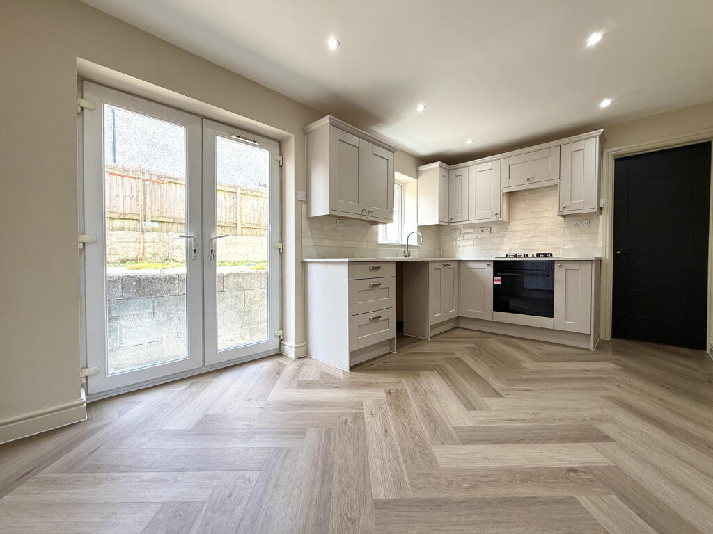 House in Aberdare, Gadlys - More