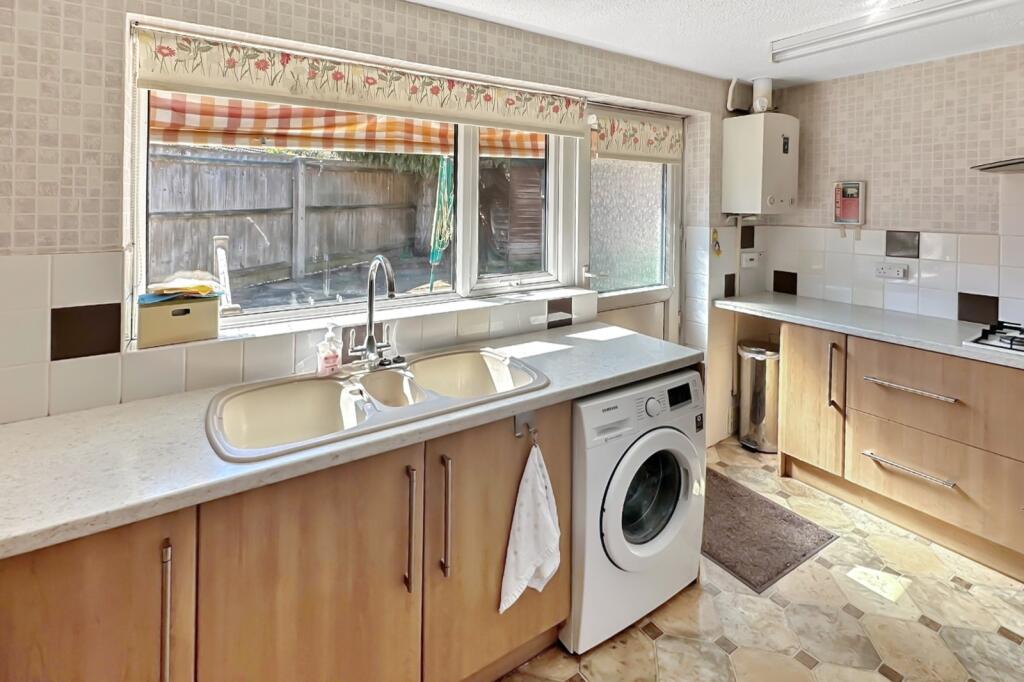 The Meadway, Highcliffe, Dorset. BH23 4NU photo 4