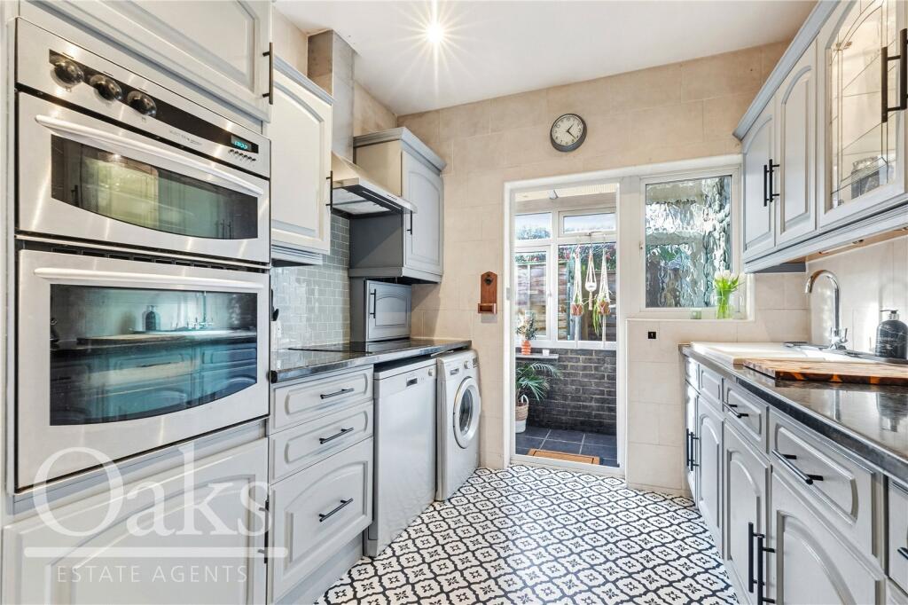 25 Rowan Crescent, London photo 3