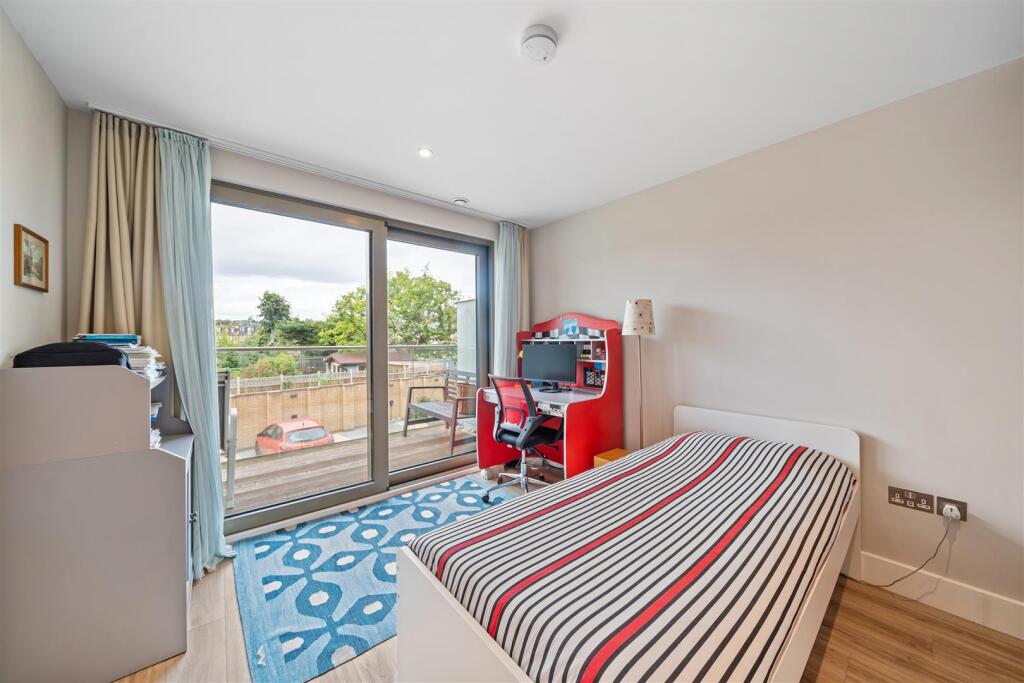 Apartment in London, The Apostles, Raynes Park - More