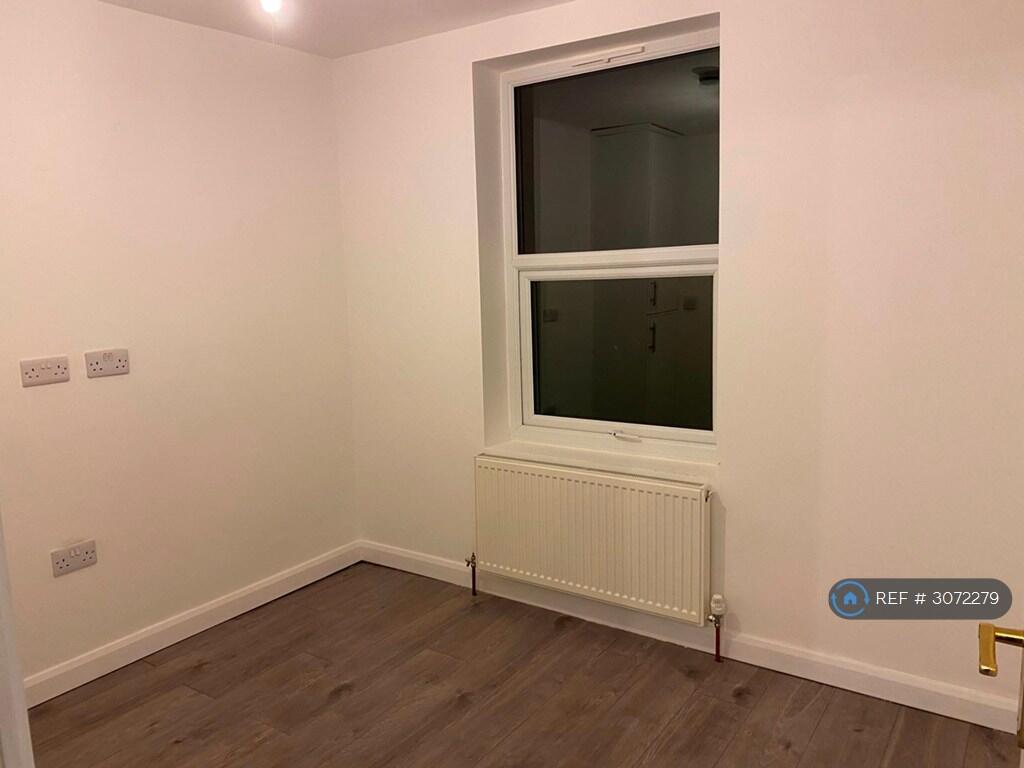 Apartment in Slough - More