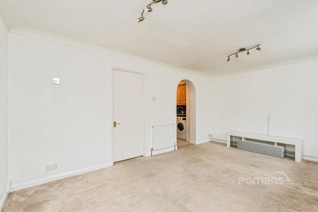 Apartment in Surrey Heath, Heatherside - View 2