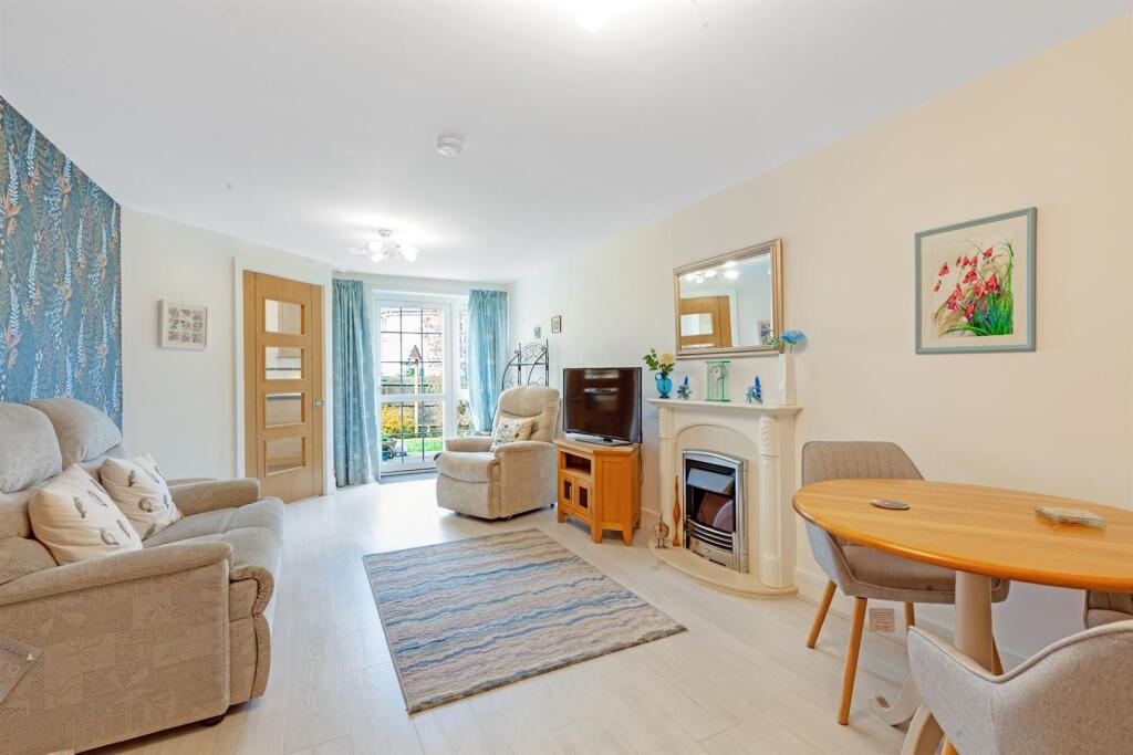 2-bed flat on 301 High Street, Ongar, CM5 9FD, £325,000