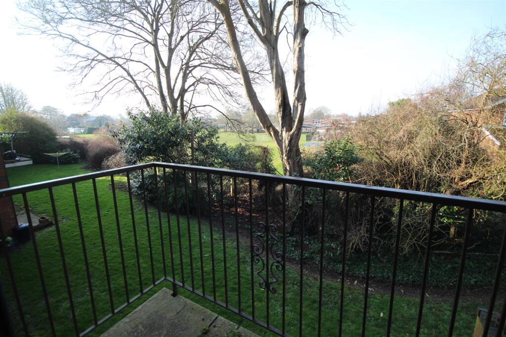 St. Michaels Court, Ruscombe, Reading photo 2