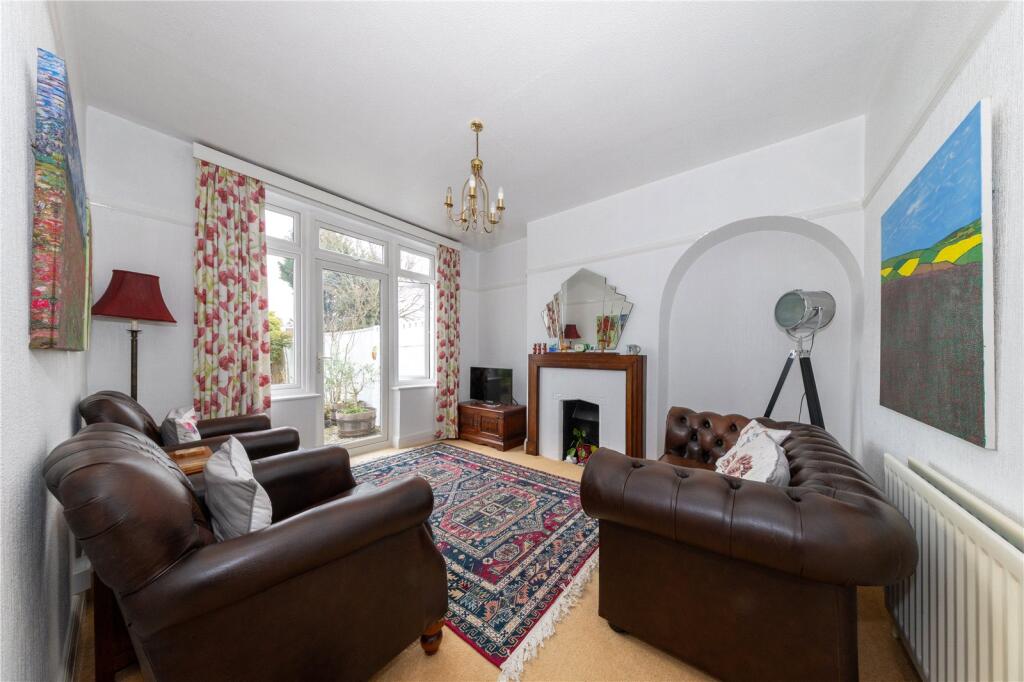 Heywood Drive, Luton, Bedfordshire, LU2 photo 4