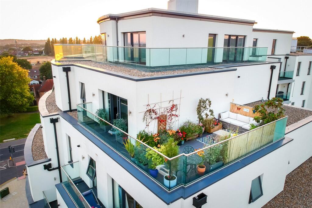 Main image of property: The Broadway, Loughton, Essex, IG10