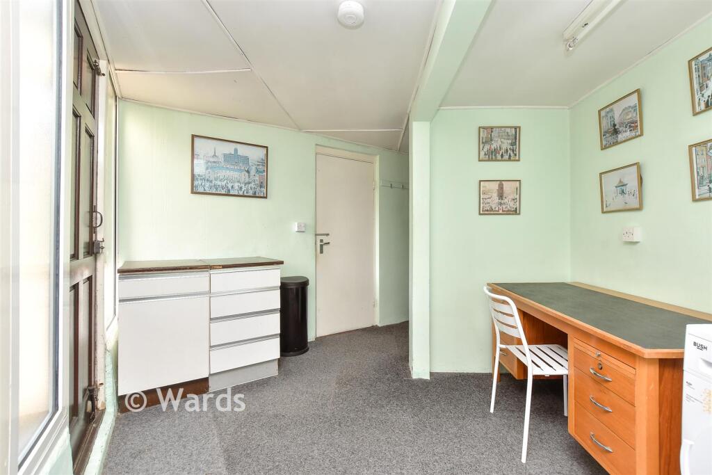 House in Chatham, Luton - View 5