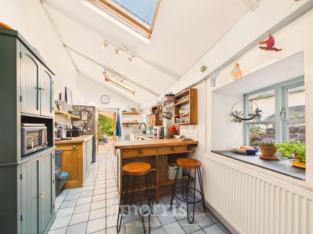 House in Narberth, Pembrokeshire - More
