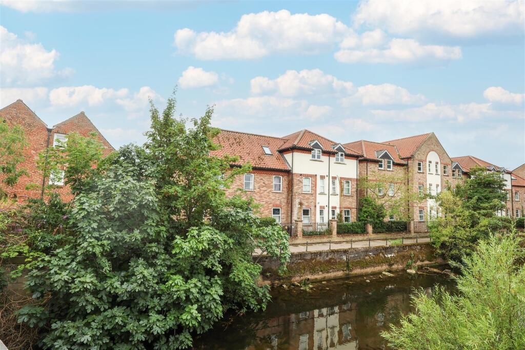2-bed flat on Waterside, Ripon, £200,000