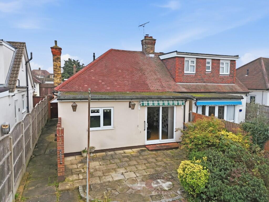 GORDON ROAD, Woodside, Grays photo 4