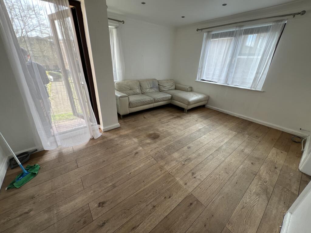 Apartment in Ilford - View 4
