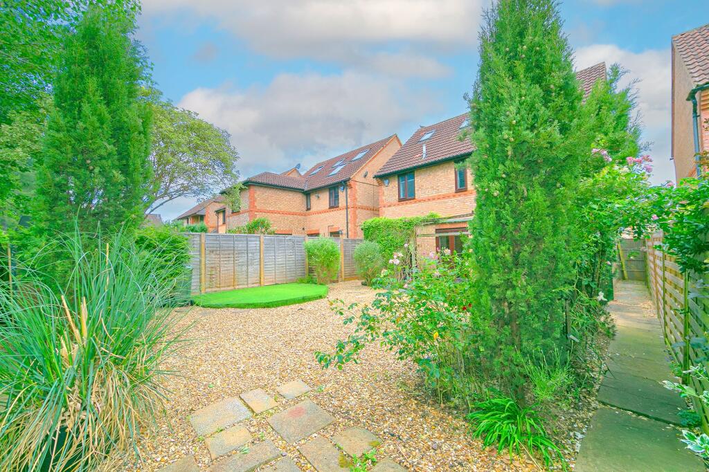 Ireland Close, Browns Wood, MK7 photo 4