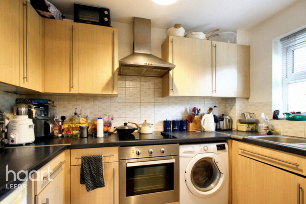 1-bed flat on Whitehall Drive, Leeds, £78,000